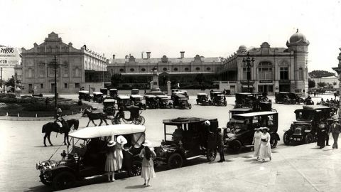  Very rare moving pictures of Bristol (UK) filmed 80 years ago. A world in which old cars, buses, lorries and motorcycles share the roads with trams and a surprising number of horses and carts’s.